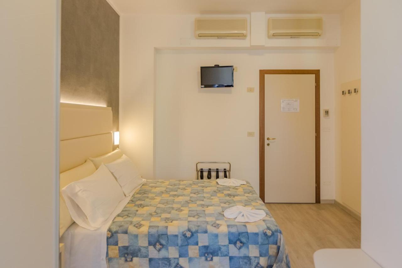 Hotel Bremen Римини Екстериор снимка