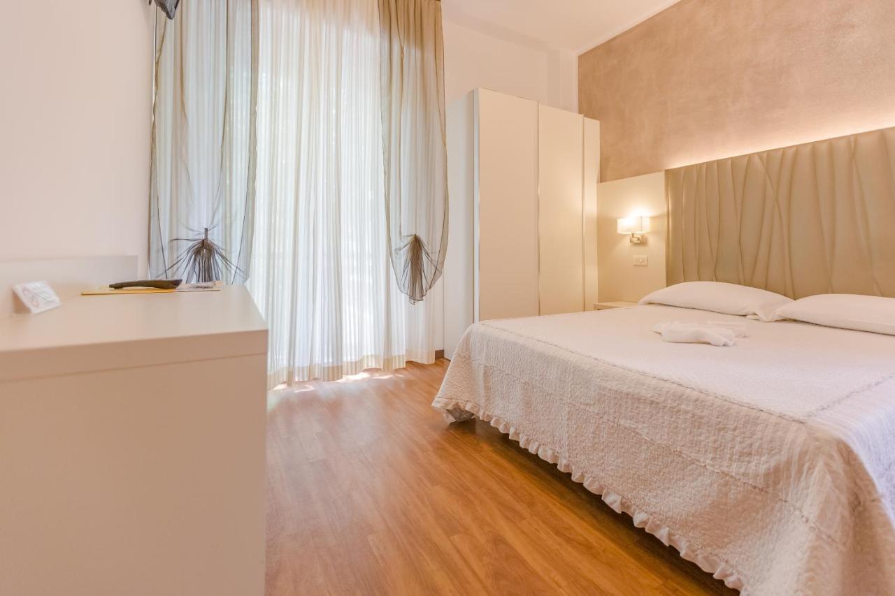 Hotel Bremen Римини Екстериор снимка