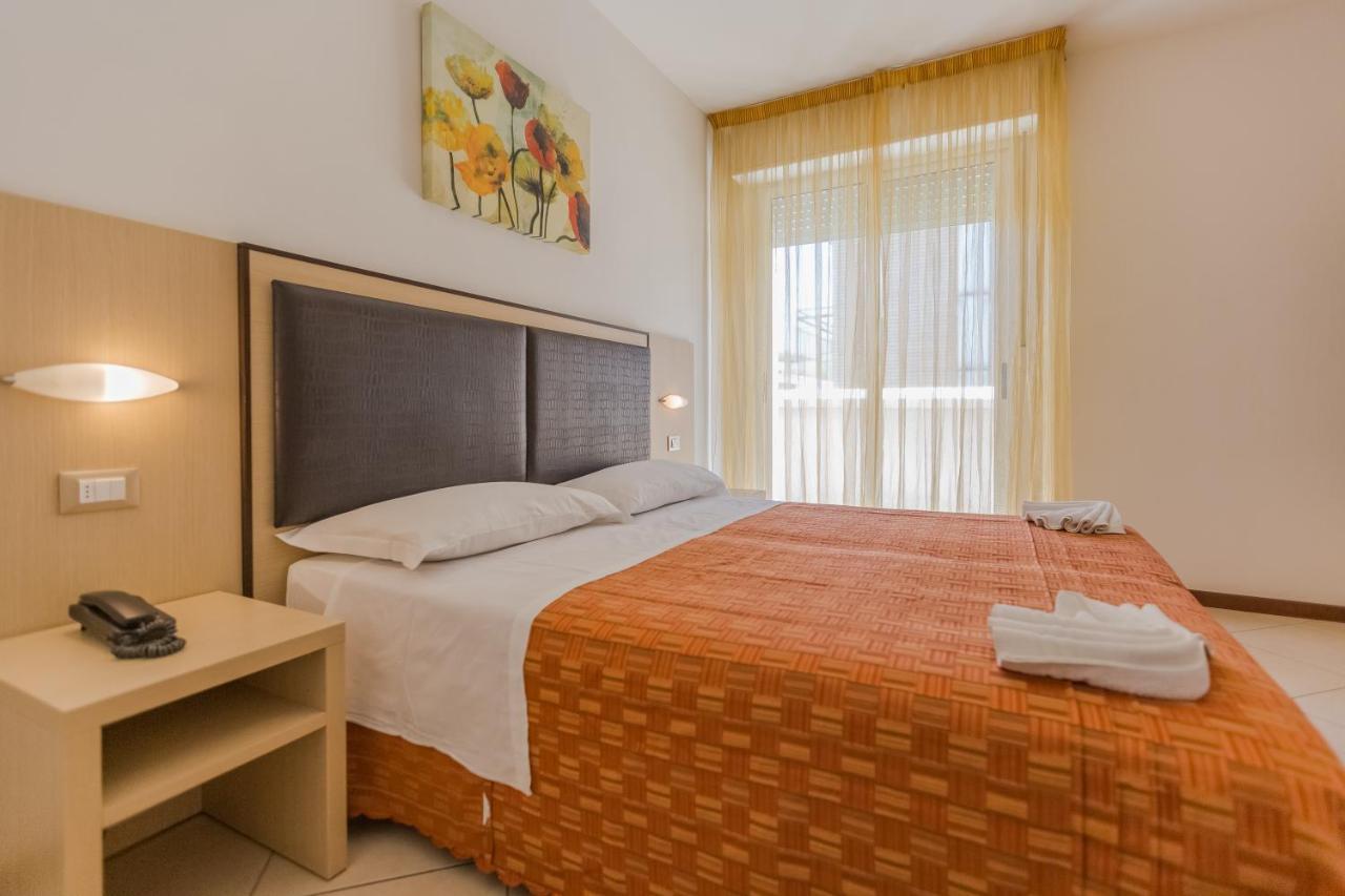 Hotel Bremen Римини Екстериор снимка