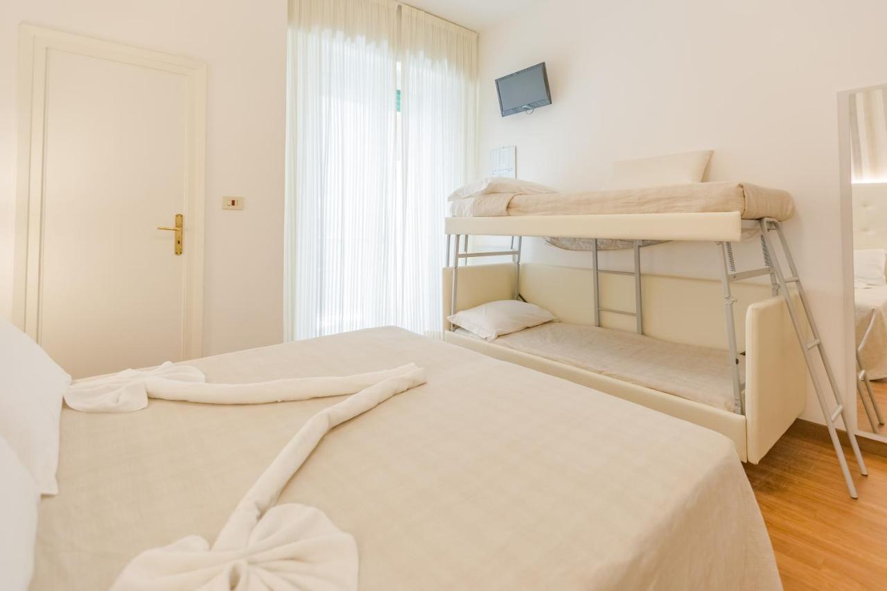 Hotel Bremen Римини Екстериор снимка